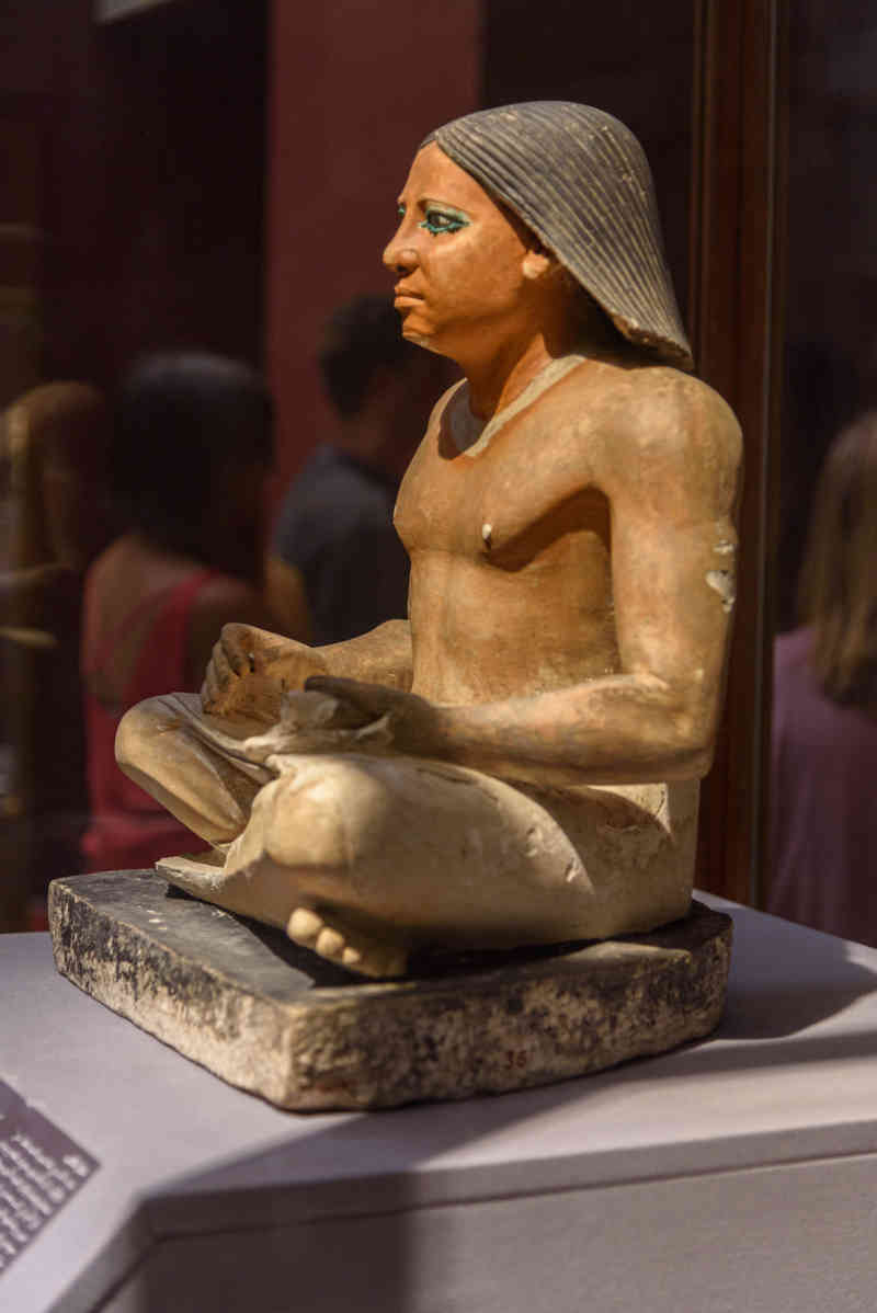 Egipto 345 - El Cairo - museo Egipcio - estatua Escribano Sentado.jpg